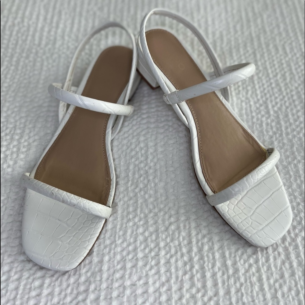 ALDO WHITE SANDAL WITH 1 INCH HEELS SIZE 7.5 with box